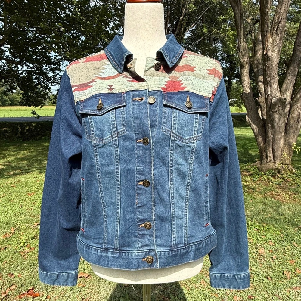 Frye and Co. Womens Denim Jacket Thundercloud Wash Southwestern Yoke Size L NWT